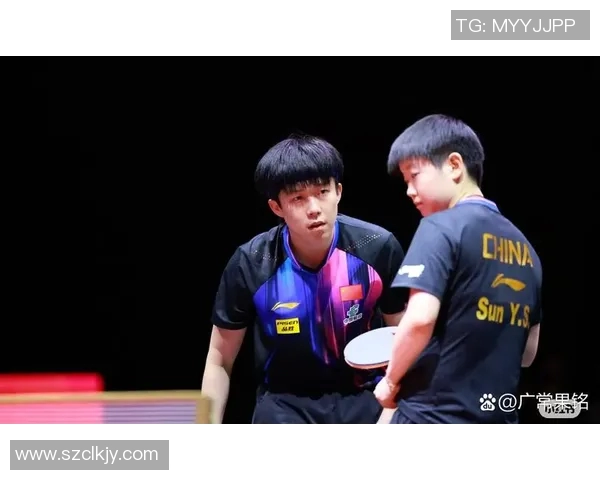 球星足球场上秀恩爱，甜蜜瞬间引发热议，粉丝纷纷送上祝福